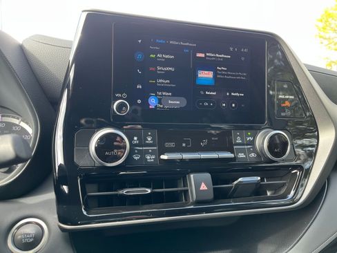 Used 2025 Toyota Highlander LE FWD image 20