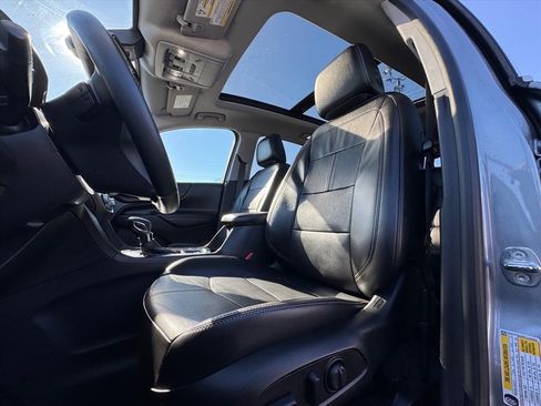 Used 2023 Chevrolet Equinox Premier image 17