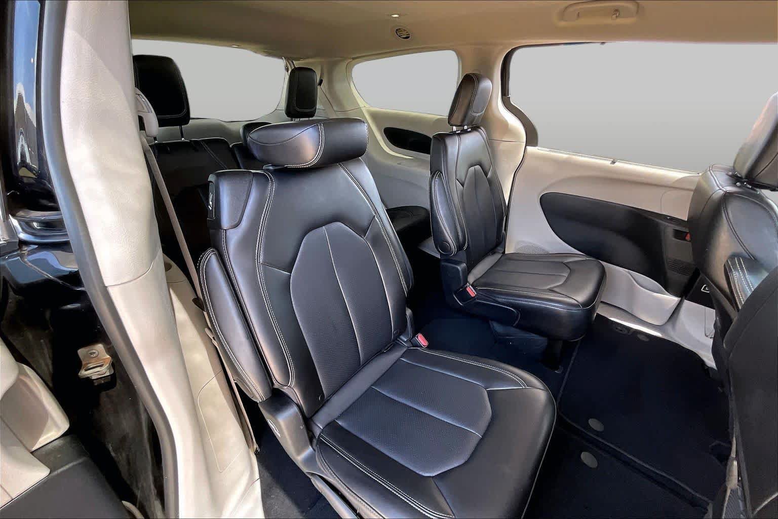 Used 2024 Chrysler Pacifica Touring-L FWD image 19