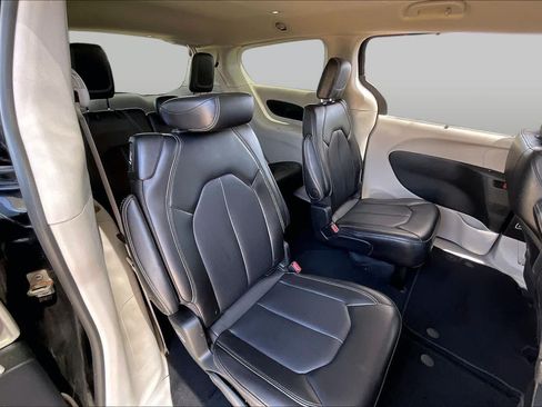Used 2024 Chrysler Pacifica Touring-L FWD image 19