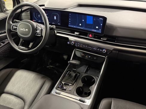 Used 2025 Kia Carnival SX FWD image 4