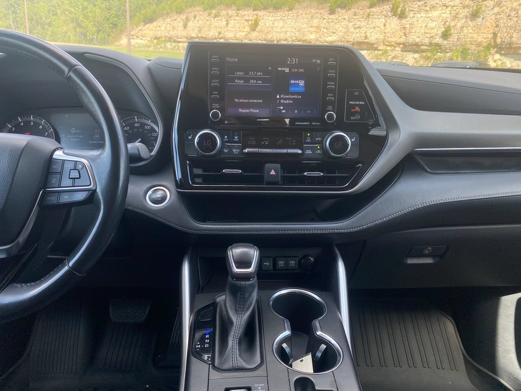 Used 2021 Toyota Highlander XLE AWD/4WD image 31