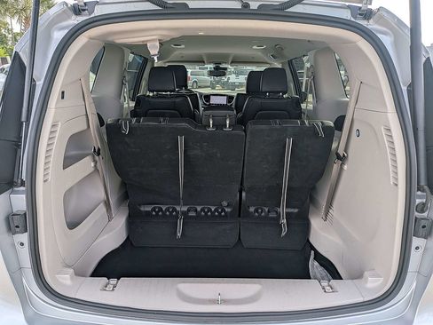 Used 2024 Chrysler Pacifica Touring-L FWD image 12