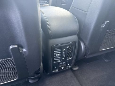 Used 2020 Jeep Grand Cherokee Overland AWD/4WD image 25
