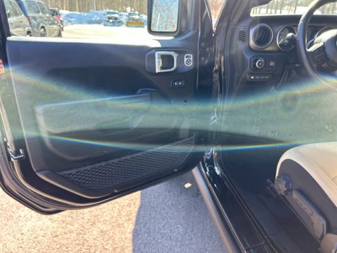 Used 2023 Jeep Wrangler Unlimited w/ Cold Weather Group image 21