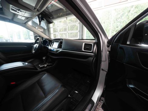 Used 2018 Toyota Highlander Limited Platinum w/ Carpet Mat Package (TMS) AWD/4WD image 26