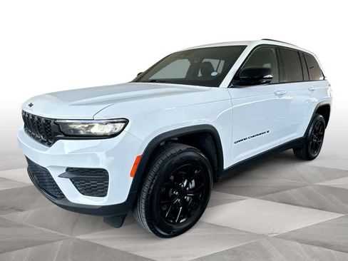 Used 2025 Jeep Grand Cherokee Altitude RWD image 4