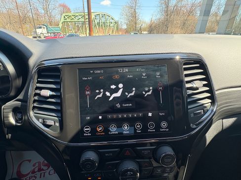 Used 2021 Jeep Grand Cherokee Laredo X image 24