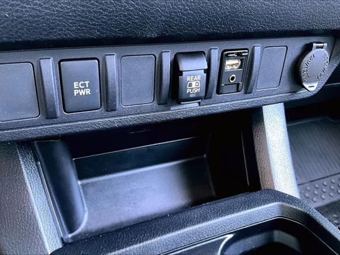 Used 2019 Toyota Tacoma SR5 AWD/4WD image 36