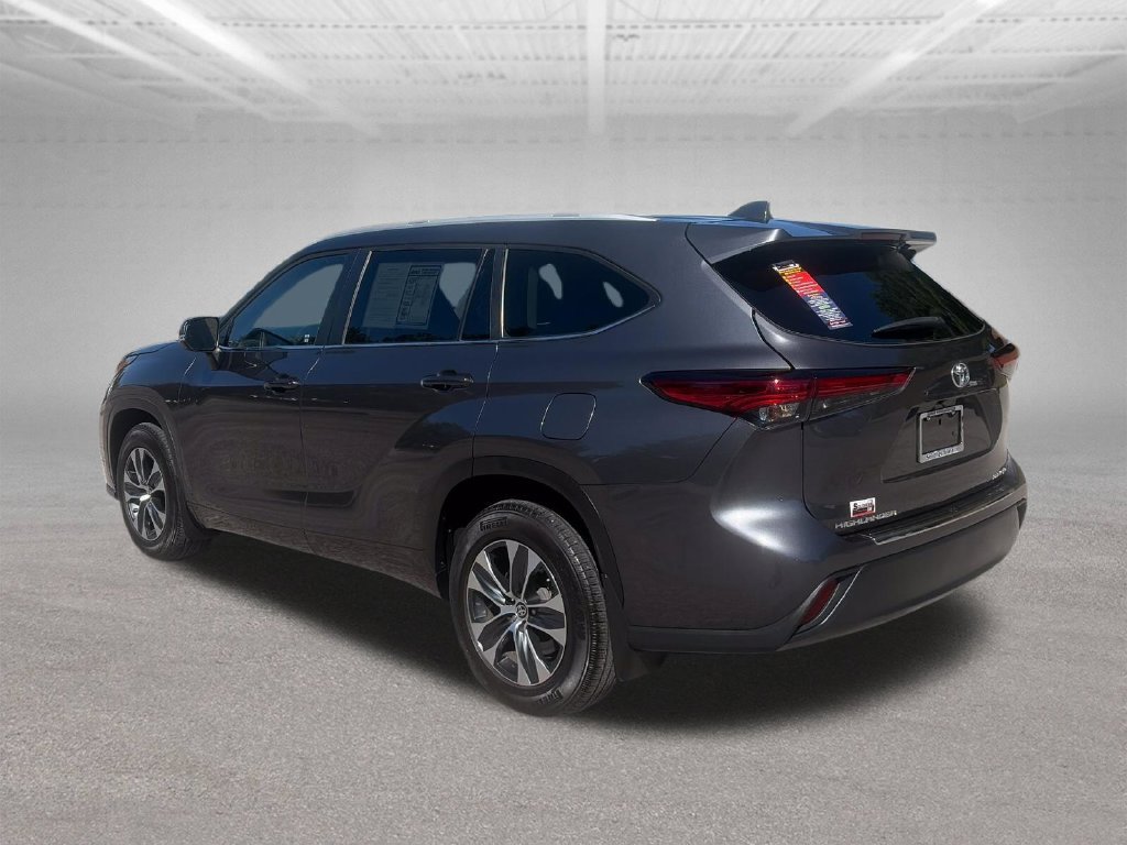 Used 2023 Toyota Highlander XLE AWD/4WD image 4