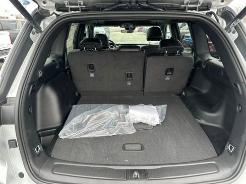 New 2026 Jeep Grand Cherokee Altitude image 9