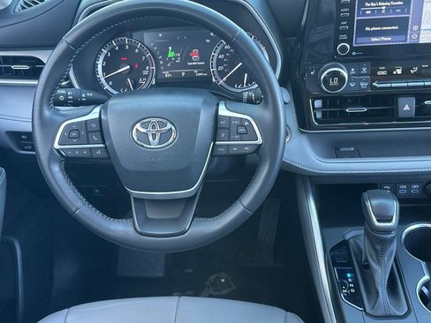 Used 2022 Toyota Highlander XLE AWD/4WD image 32
