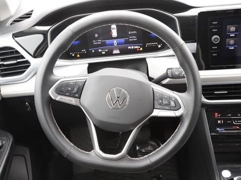 Used 2025 Volkswagen Taos SE w/ Panoramic Sunroof Package AWD/4WD image 16