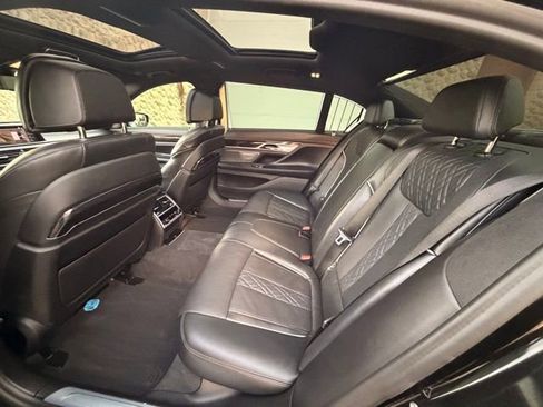 Used 2021 BMW 750i xDrive w/ Executive Package image 27