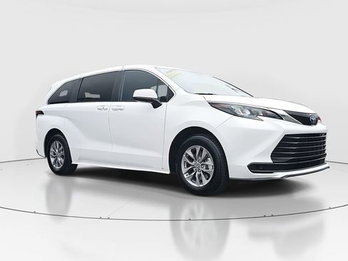 Certified 2025 Toyota Sienna LE image 3
