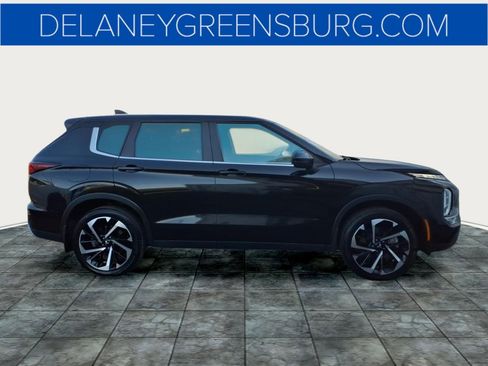 Used 2024 Mitsubishi Outlander SE image 2