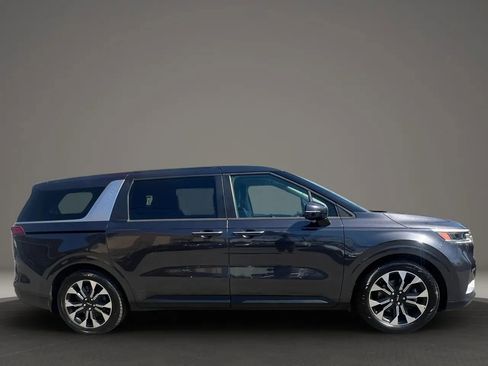Used 2022 Kia Carnival EX image 4