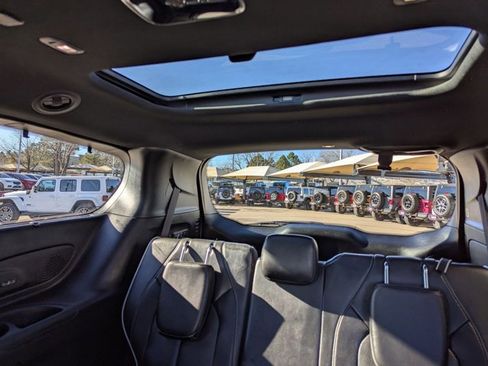 Used 2021 Chrysler Pacifica Limited w/ Uconnect Theater Family Group image 22