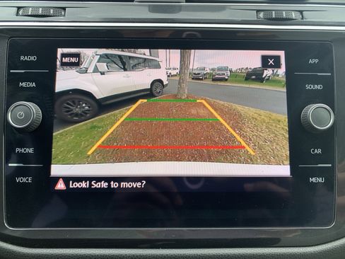 Used 2020 Volkswagen Tiguan SE w/ Panoramic Sunroof Package image 25