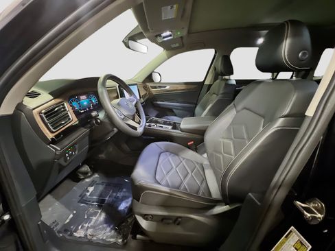 Used 2024 Volkswagen Atlas SE w/ Panoramic Sunroof Package FWD image 14