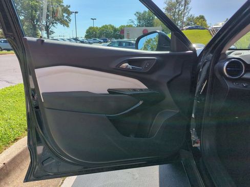 Used 2025 Chevrolet Trax LT w/ LT Convenience Package FWD image 11