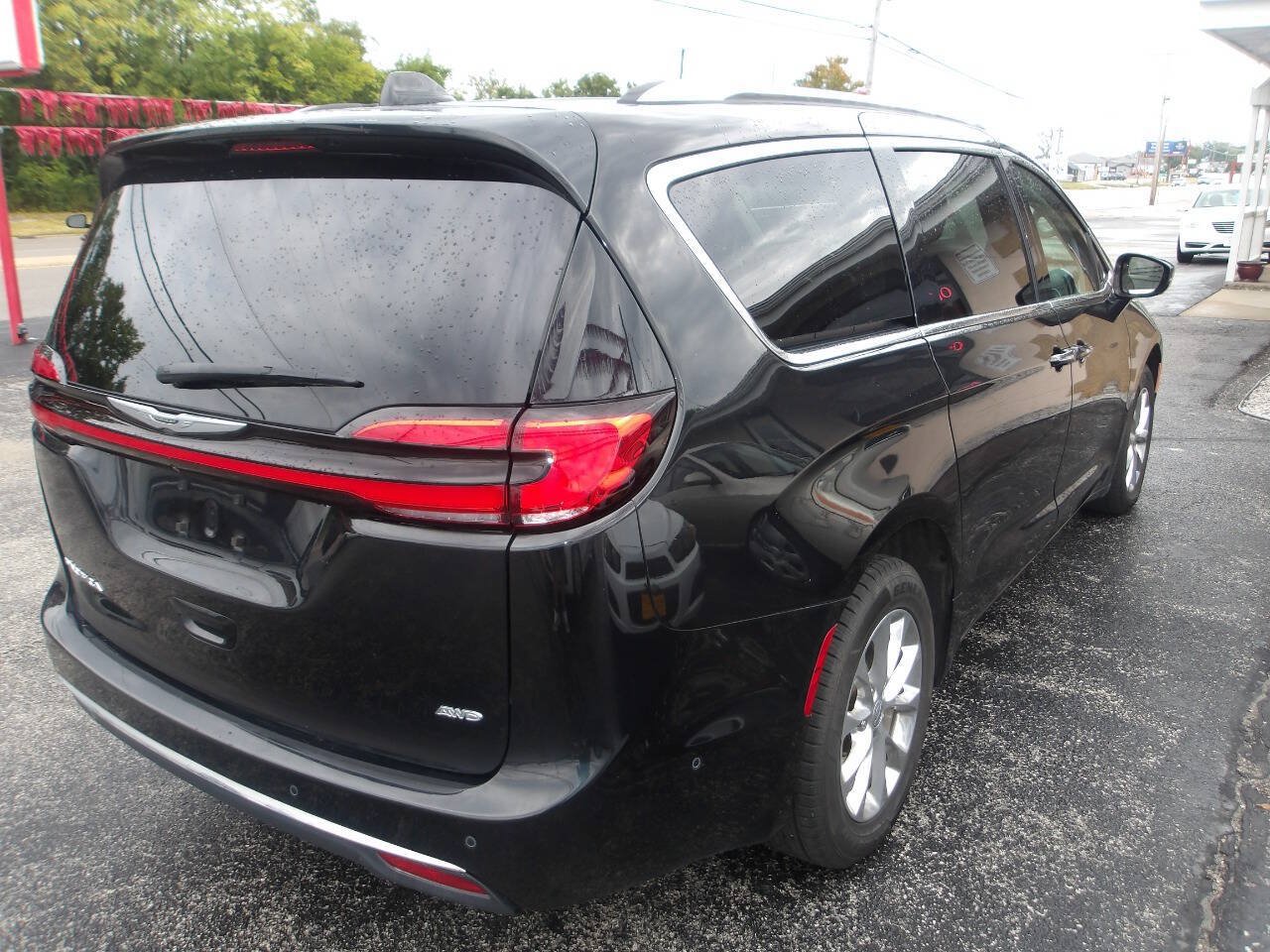 Used 2021 Chrysler Pacifica Touring-L w/ Uconnect Theater Family Group AWD/4WD image 7