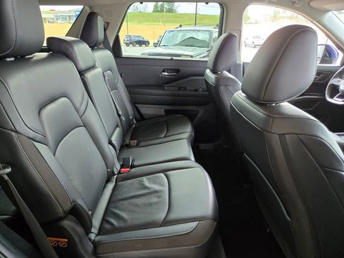 Used 2025 Nissan Pathfinder SL image 18