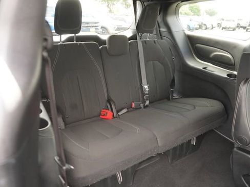 Used 2019 Chrysler Pacifica Touring Plus w/ S Appearance Package FWD image 15