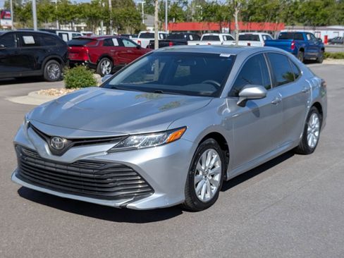Used 2018 Toyota Camry LE FWD image 7