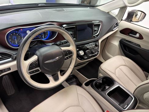 Used 2020 Chrysler Pacifica Limited w/ Tire & Wheel Group FWD image 26