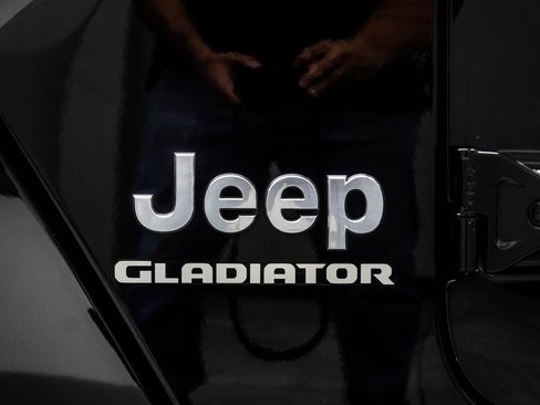 Used 2022 Jeep Gladiator Overland w/ Popular Equipment Package AWD/4WD image 6