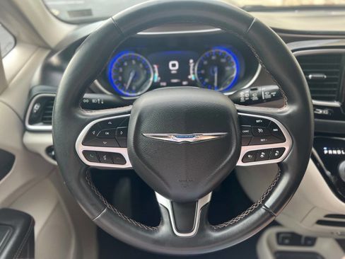 Used 2018 Chrysler Pacifica Touring-L w/ Advanced Safetytec Group image 9