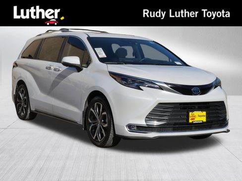 Certified 2025 Toyota Sienna Platinum FWD image 1