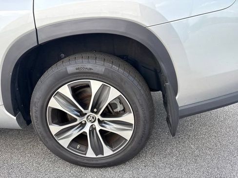 Used 2021 Toyota Highlander XLE AWD/4WD image 8