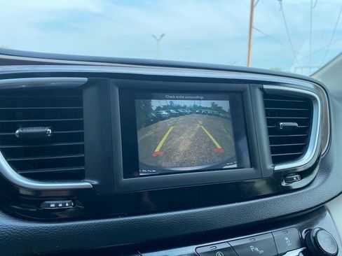 Used 2019 Chrysler Pacifica Touring-L FWD image 12