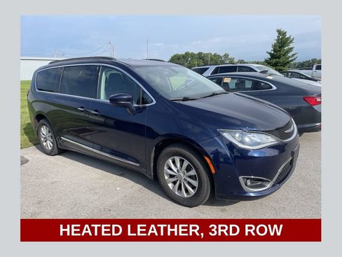 Used 2017 Chrysler Pacifica Touring-L FWD image 1