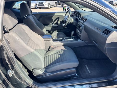 Used 2012 Dodge Challenger SXT image 18
