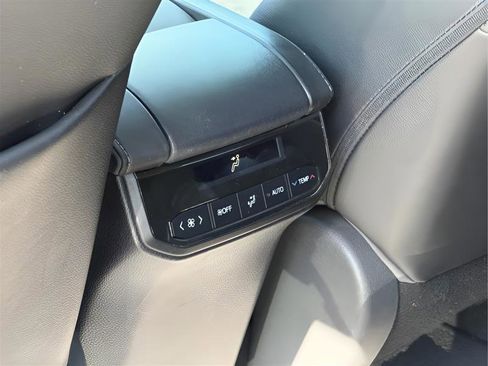 Used 2020 Toyota Highlander XLE image 26