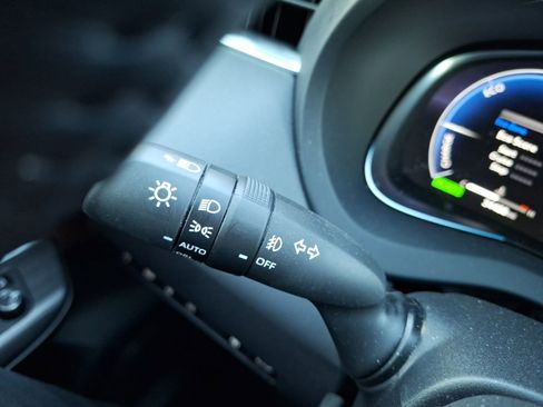 Used 2023 Toyota Venza Limited image 23