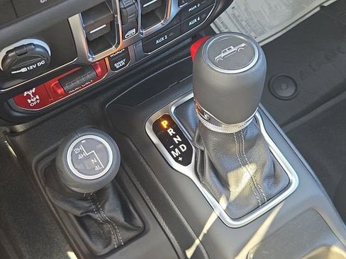 New 2025 Jeep Gladiator Rubicon w/ Convenience Group AWD/4WD image 16