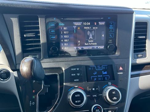 Used 2017 Toyota Sienna XLE image 37