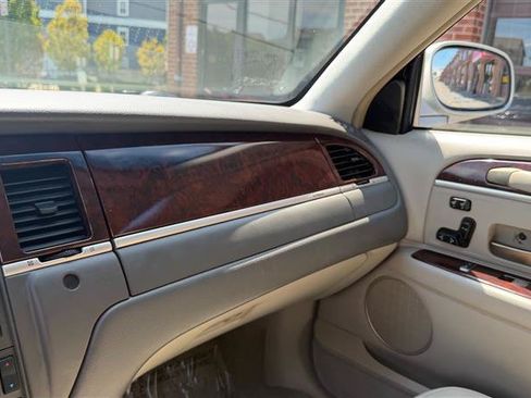 Used 2009 Lincoln Town Car Signature Limited RWD image 35