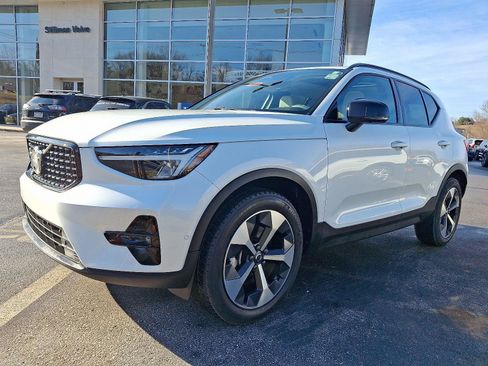 Certified 2023 Volvo XC40 B4 Plus w/ Climate Package image 3