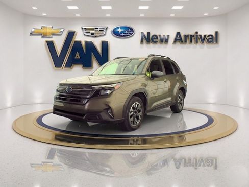 Certified 2025 Subaru Forester Premium AWD/4WD image 1
