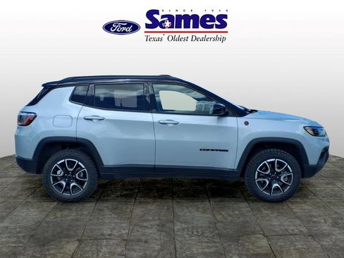 Used 2025 Jeep Compass Trailhawk AWD/4WD image 2