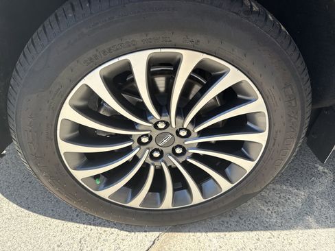 Used 2022 Lincoln Aviator Reserve w/ Equipment Group 201A image 17