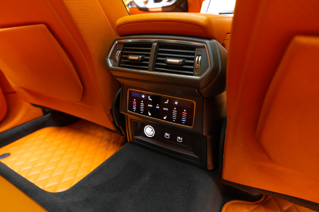 Used 2022 Lamborghini Urus AWD/4WD image 59