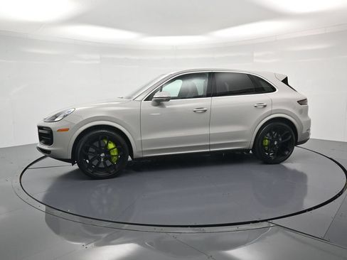 Certified 2022 Porsche Cayenne Turbo AWD/4WD image 2