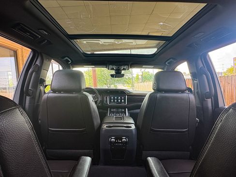 Used 2021 GMC Yukon Denali w/ Denali Premium Package AWD/4WD image 32