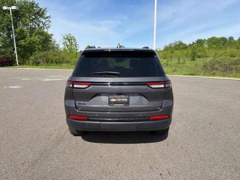 Used 2023 Jeep Grand Cherokee Altitude AWD/4WD image 8